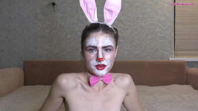 Sexy Bunny a hankali yana tsotse babban Dick na BFF